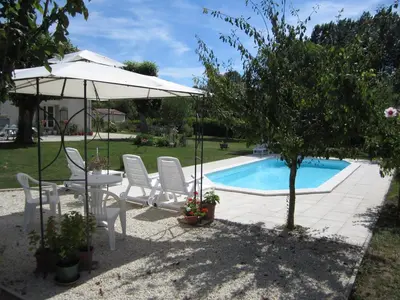 Piscine de l'établissement Maison d'Hôtes Le Cadran Solaire ou située à proximité