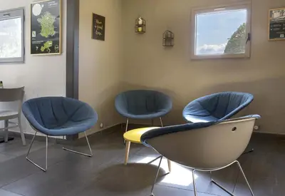Coin salon dans l'établissement B&B HOTEL Angoulême