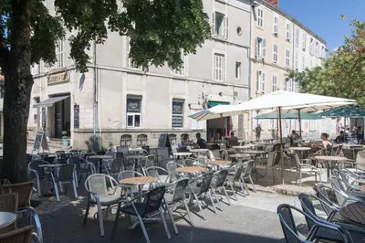 Restaurant ou autre lieu de restauration dans l'établissement Le Temple de La Rochelle
