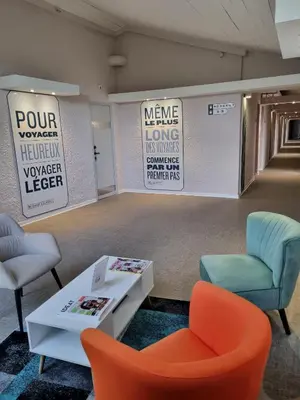 Coin salon dans l'établissement Kyriad Angoulême Nord Champniers- Hôtel & Résidence