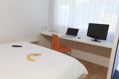 Télévision ou salle de divertissement dans l'établissement Premiere Classe Poitiers Futuroscope - Chasseneuil