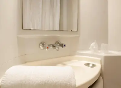 Salle de bains dans l'établissement Premiere Classe Poitiers Futuroscope - Chasseneuil