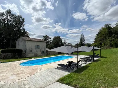 Piscine de l'établissement Château des Loups - Les Cyprès ou située à proximité