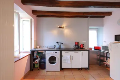 Cuisine ou kitchenette dans l'établissement Gîte La Loge des Fées