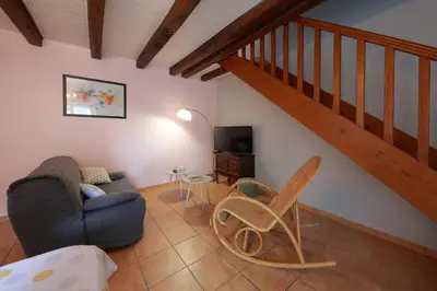 Coin salon dans l'établissement Gîte La Loge des Fées