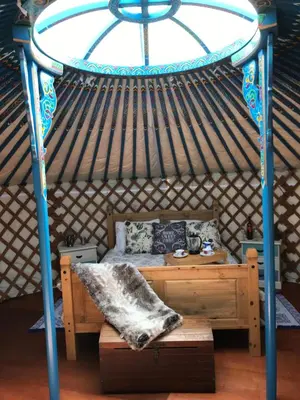 Un ou plusieurs lits dans un hébergement de l'établissement French Fields Luxury Glamping Original Mongolian Yurt