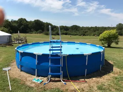 Piscine de l'établissement French Fields Luxury Glamping Original Mongolian Yurt ou située à proximité