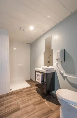 Salle de bains dans l'établissement Hôtel de la Gare