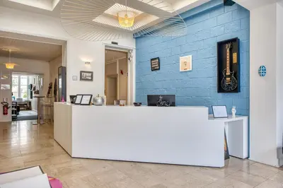Télévision ou salle de divertissement dans l'établissement Hotel François 1er Cœur de Ville