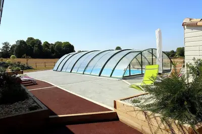 Piscine de l'établissement L'EDEN DE LA HAUTE FORET - Classé 4 étoiles ou située à proximité