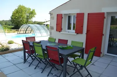 Piscine de l'établissement L'EDEN DE LA HAUTE FORET - Classé 4 étoiles ou située à proximité