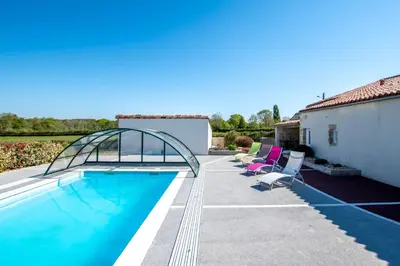 Piscine de l'établissement L'EDEN DE LA HAUTE FORET - Classé 4 étoiles ou située à proximité