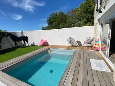 Piscine de l'établissement Chez Isabelle et Johann ou située à proximité