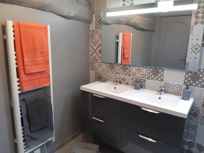 Salle de bains dans l'établissement Le Figuier