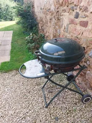 Barbecue disponible mis à disposition des clients de la maison de vacances