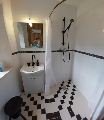 Salle de bains dans l'établissement La Poste Saulgond