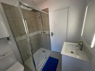 Salle de bains dans l'établissement Le Caly - 2mn gare SNCF, hyper centre, WIFI-NETFLIX