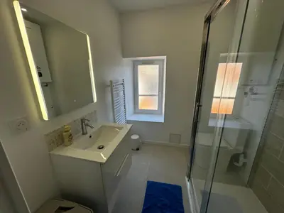 Salle de bains dans l'établissement Le Caly - 2mn gare SNCF, hyper centre, WIFI-NETFLIX
