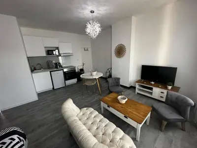 Cuisine ou kitchenette dans l'établissement Le Caly - 2mn gare SNCF, hyper centre, WIFI-NETFLIX