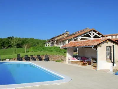 Piscine de l'établissement Cottage in Dordogne with Accessible Terrace ou située à proximité