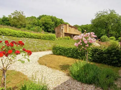 Jardin de l'établissement Cottage in France with Covered Terrace