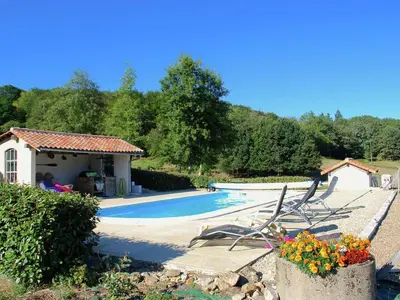 Piscine de l'établissement Cottage in France with Covered Terrace ou située à proximité