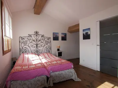 Un ou plusieurs lits dans un hébergement de l'établissement Very nice cottage with studio on a domain with heated pool