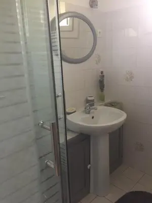 Salle de bains dans l'établissement Chambre chez l'habitant dans Jolie maison de campagne