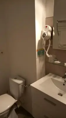 Salle de bains dans l'établissement Hôtel Montespan