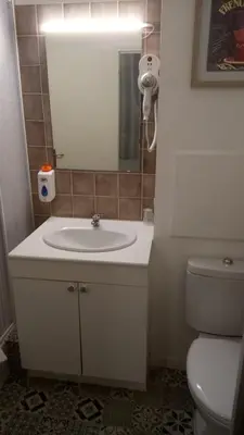 Salle de bains dans l'établissement Hôtel Montespan