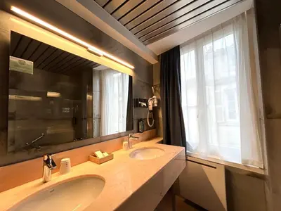 Salle de bains dans l'établissement Hôtel Le Yachtman, The Originals Collection