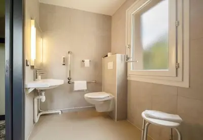Salle de bains dans l'établissement B&B HOTEL Niort Sud Venise Verte