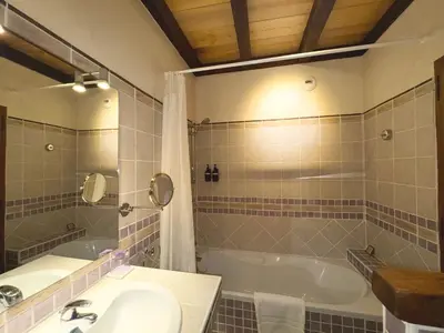 Salle de bains dans l'établissement Le Relais de Saint-Preuil, The Originals Relais Vignes du Cognac