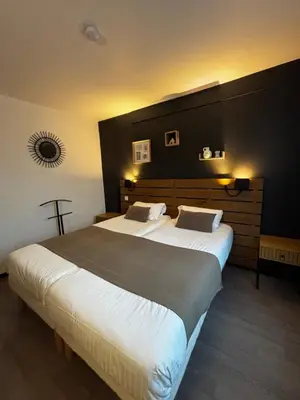 Un ou plusieurs lits dans un hébergement de l'établissement Hôtel Le Valois, Cognac Centre