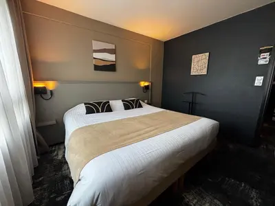 Un ou plusieurs lits dans un hébergement de l'établissement Hôtel Le Valois, Cognac Centre