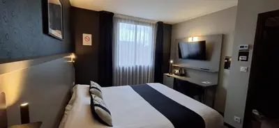 Télévision ou salle de divertissement dans l'établissement Hôtel Le Valois, Cognac Centre
