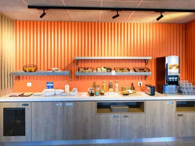 Cuisine ou kitchenette dans l'établissement Ibis Budget La Rochelle Puilboreau