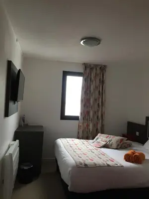 Un ou plusieurs lits dans un hébergement de l'établissement Kyriad Direct La Rochelle Aytré