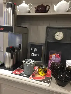 Cuisine ou kitchenette dans l'établissement Kyriad Direct La Rochelle Aytré