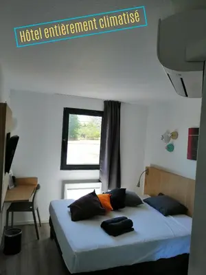 Un ou plusieurs lits dans un hébergement de l'établissement Kyriad Direct La Rochelle Aytré