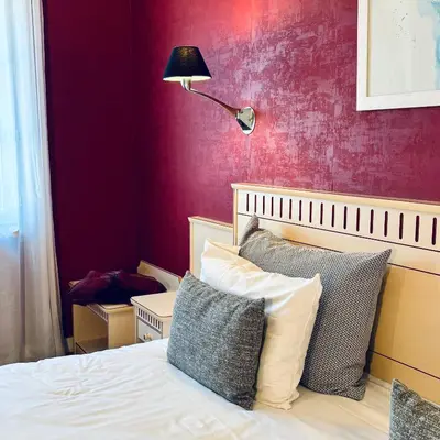 Un ou plusieurs lits dans un hébergement de l'établissement Logis Hôtel-Restaurant LE FONTARABIE