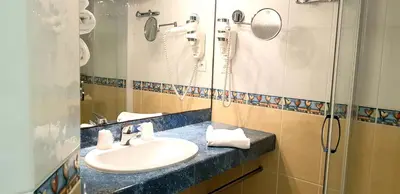 Salle de bains dans l'établissement Logis Hôtel-Restaurant LE FONTARABIE