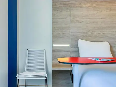 Coin salon dans l'établissement ibis Styles La Rochelle Centre Vieux Port