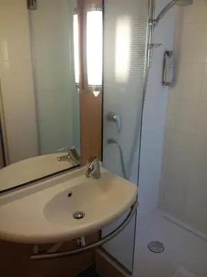 Salle de bains dans l'établissement ibis Poitiers Centre