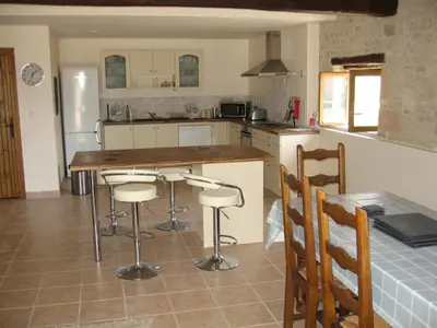 Cuisine ou kitchenette dans l'établissement Gite du Puits - Bréville