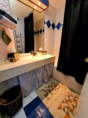 Salle de bains dans l'établissement Logement entier 30m² - 800m du Futuroscope