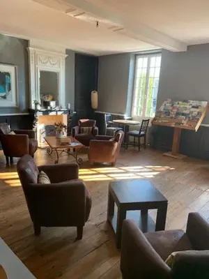 Coin salon dans l'établissement Logis Domaine du Prieuré
