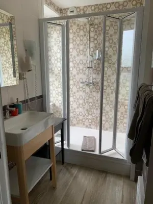 Salle de bains dans l'établissement Logis Domaine du Prieuré