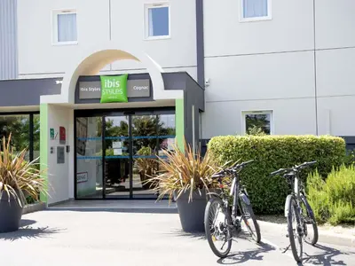 Vélo sur le terrain de l'établissement Ibis Styles Cognac ou dans les environs
