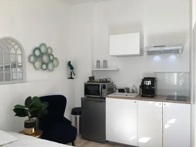 Cuisine ou kitchenette dans l'établissement Le Bahia centre la Brèche wifi linge de pressing
